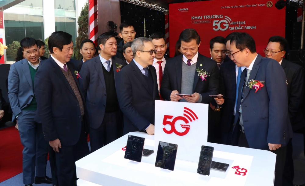 Các đại biểu tham dự lễ khai trường mạng 5G tại Yên Phong trải nghiệm dịch vụ internet tốc đọ cao