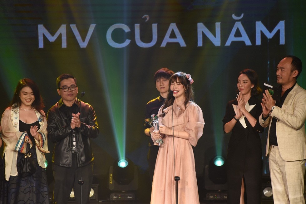 Ca sĩ Hòa Minzy khi nhận giải MV của năm,