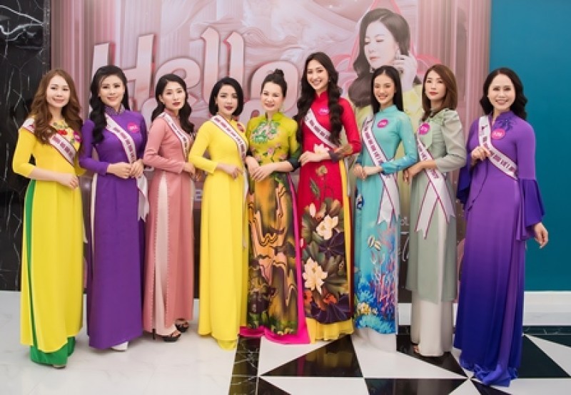 Đại sứ cuộc thi Hoa hậu áo dài Việt Nam 2022 Phạm Thu Thủy và các thí sinh.