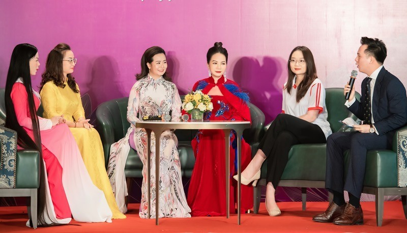 Đại sứ cuộc thi Hoa hậu áo dài Việt Nam 2022 Phạm Thu Thủy chia sẻ cùng các thí sinh.