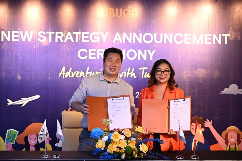 Ông Chris Kim, đại diện quỹ đầu tư The Ventures ký kết các thỏa thuận với đại diện Tubudd Vũ Thị Thái An.