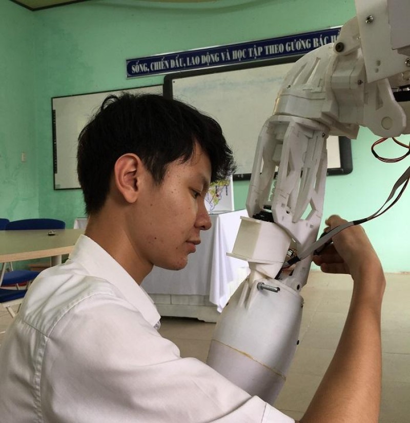 cánh tay robot của học sinh hue