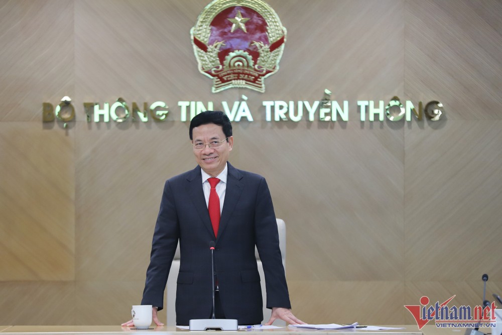 Bộ trưởng Nguyễn Mạnh Hùng chỉ đạo tại hội nghị.
