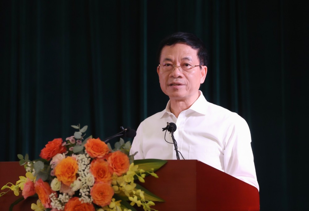 Bộ trưởng Nguyễn Mạnh Hùng phát biểu tại buổi làm việc
