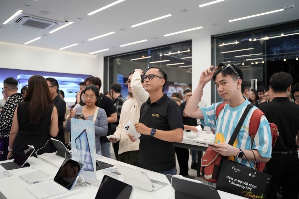 Vào lúc 0 giờ 01 phút ngày 27/9/2024, FPT Shop và F.Studio by FPT đã chính thức “lên kệ” 4 mẫu iPhone 16 chính hãng (mã VN/A) trên toàn quốc.
