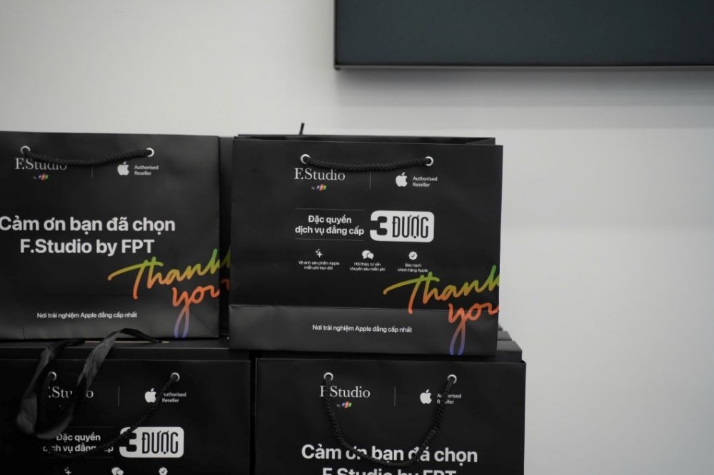Vào lúc 0 giờ 01 phút ngày 27/9/2024, FPT Shop và F.Studio by FPT đã chính thức “lên kệ” 4 mẫu iPhone 16 chính hãng (mã VN/A) trên toàn quốc.