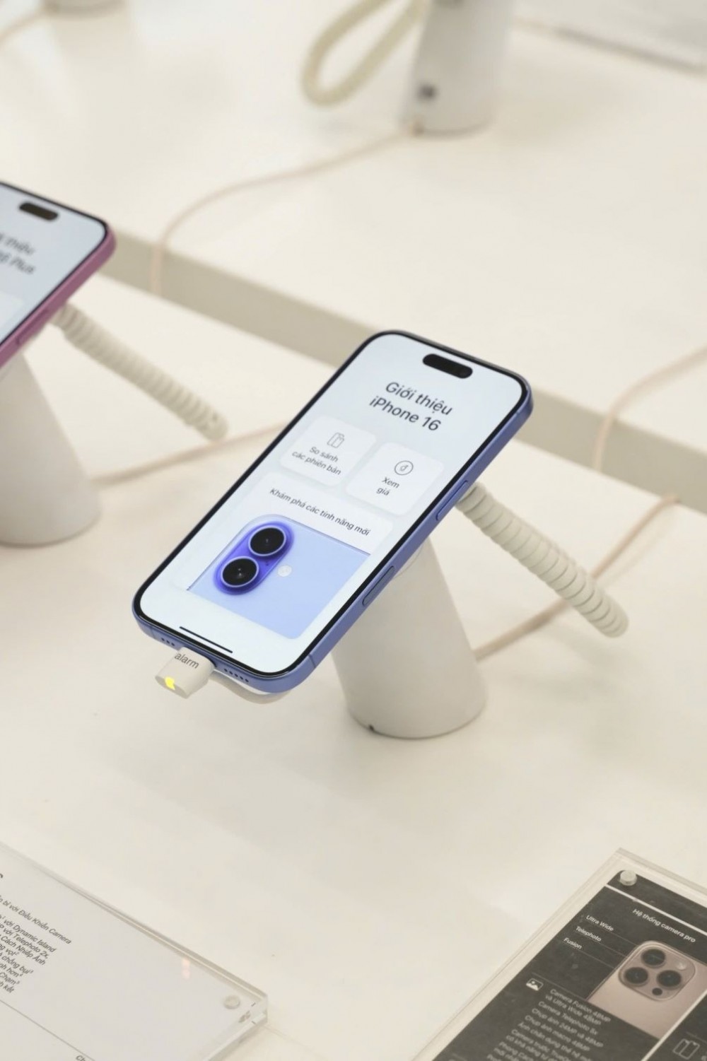 Vào lúc 0 giờ 01 phút ngày 27/9/2024, FPT Shop và F.Studio by FPT đã chính thức “lên kệ” 4 mẫu iPhone 16 chính hãng (mã VN/A) trên toàn quốc.