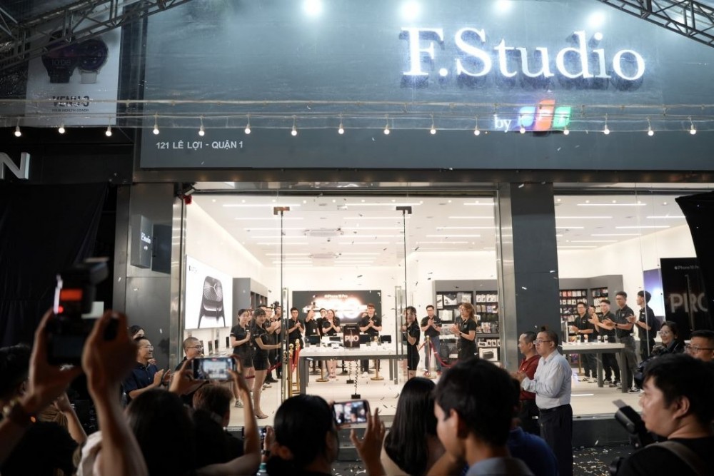 Vào lúc 0 giờ 01 phút ngày 27/9/2024, FPT Shop và F.Studio by FPT đã chính thức “lên kệ” 4 mẫu iPhone 16 chính hãng (mã VN/A) trên toàn quốc.