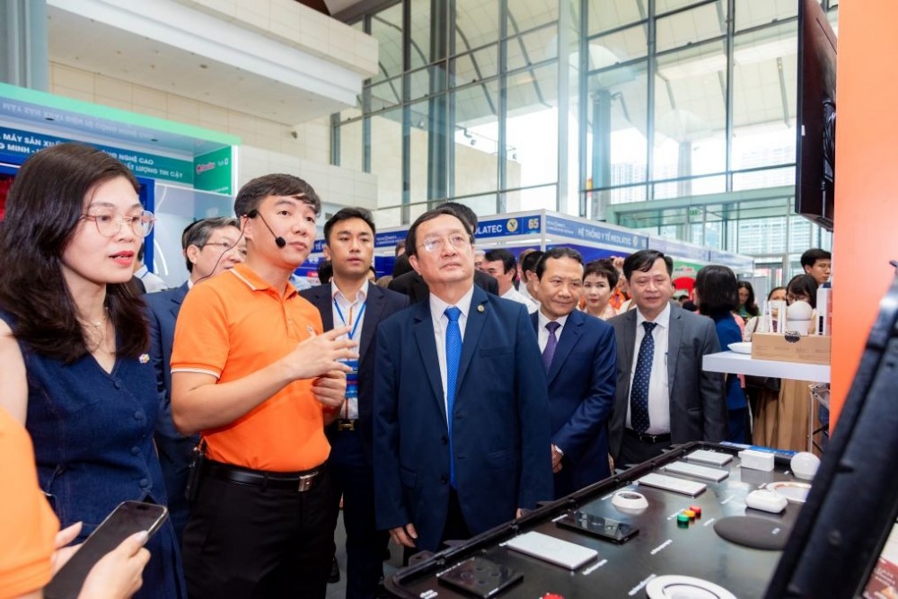 Bộ trưởng Bộ Khoa học và Công nghệ Huỳnh Thành Đạt tham quan gian hàng FPT.