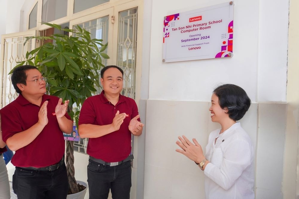Tiếp tục khẳng định cam kết với xã hội thông qua hoạt động CSR thường niên, mới đây Quỹ Lenovo Foundation đã đóng góp 15 máy tính cho trường Tình Thương Tân Sơn Nhì (Tp HCM).
