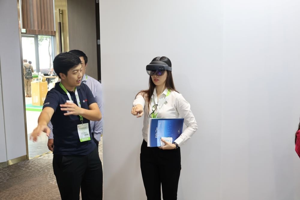 Khách hàng trải nghiệm không gian “bản sao số” từ Digital Twin Industries.