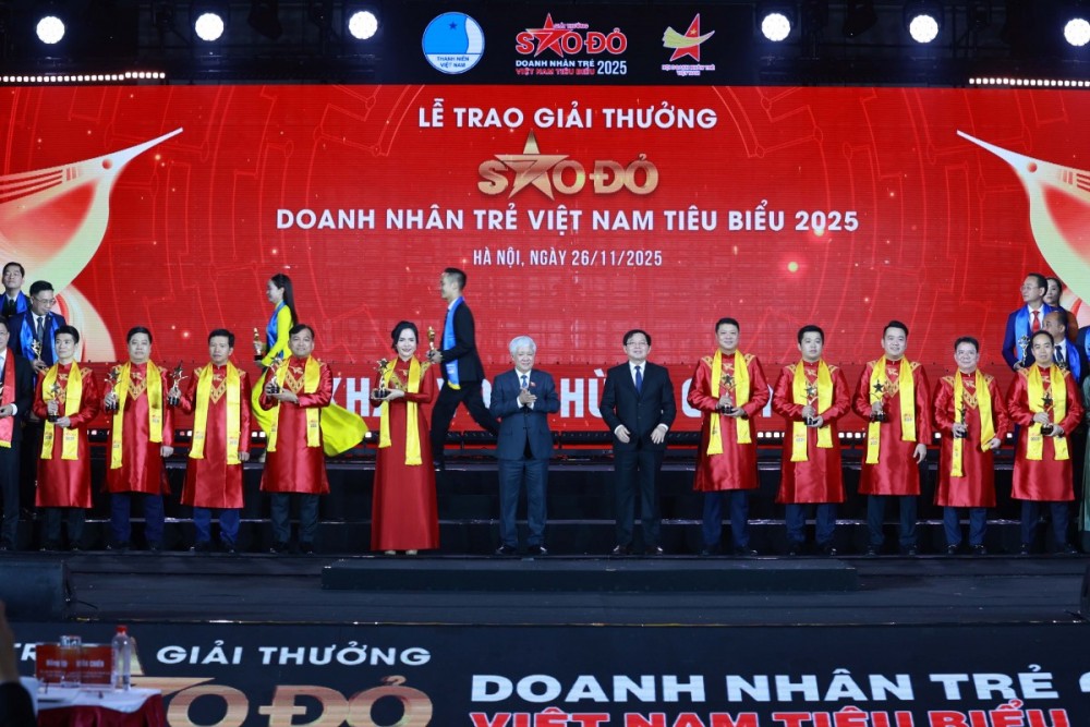 10 doanh nhân trẻ nhận giải Sao Đỏ 2025 quản lý khối tài sản 2,8 triệu tỷ đồng