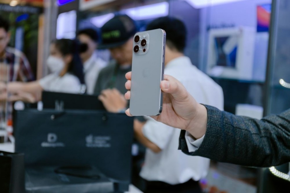 Di Động Việt mở bán sớm và trả máy cho gần 1.000 khách đặt cọc iPhone 15 series