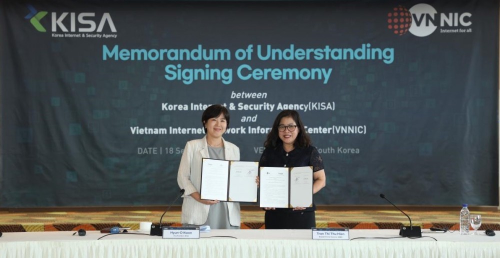 Bà Trần Thị Thu Hiền – Phó Giám đốc VNNIC (bên phải) và bà Kwon Hyun O – Phó Chủ tịch KISA (bên trái) tại lễ chứng kiến và trao MoU