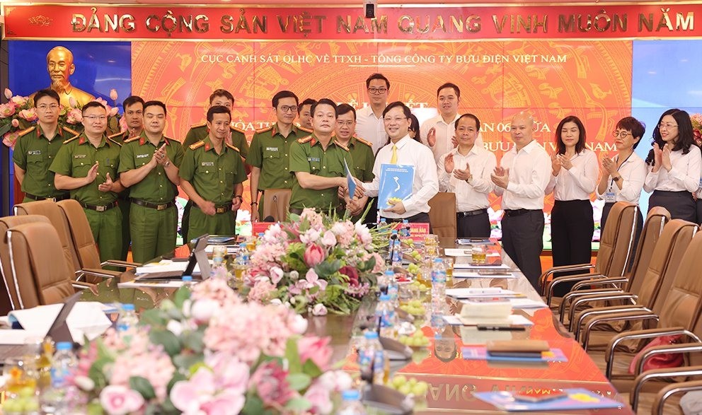 Bưu điện Việt Nam cùng Cục Quản lý hành chính về trật tự xã hội ký thỏa thuận hợp tác toàn diện
