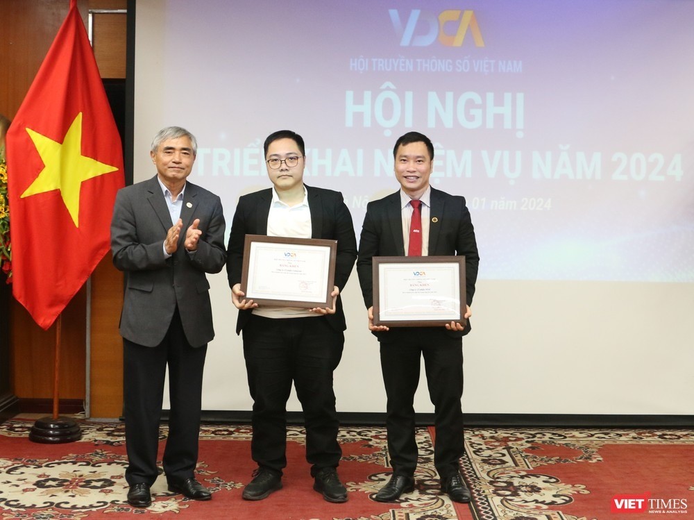Đại diện Công ty cổ phần Misa (bên phải) và Công ty cổ phần Comartek nhận Bằng khen từ tay Chủ tịch Nguyễn Minh Hồng.