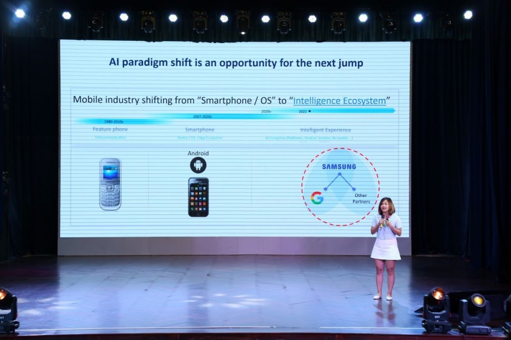 Bà Trương Mỹ Thy - đại diện Samsung trình bày