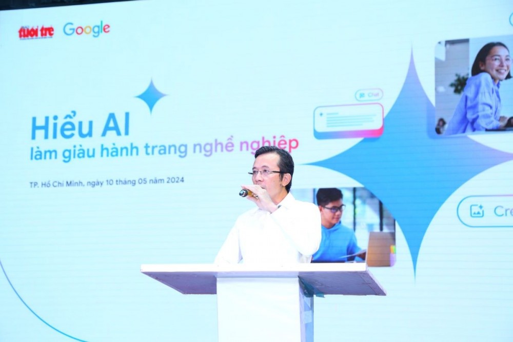Nhà báo Trần Xuân Toàn - Phó tổng biên tập báo Tuổi Trẻ phát biểu khai mạc