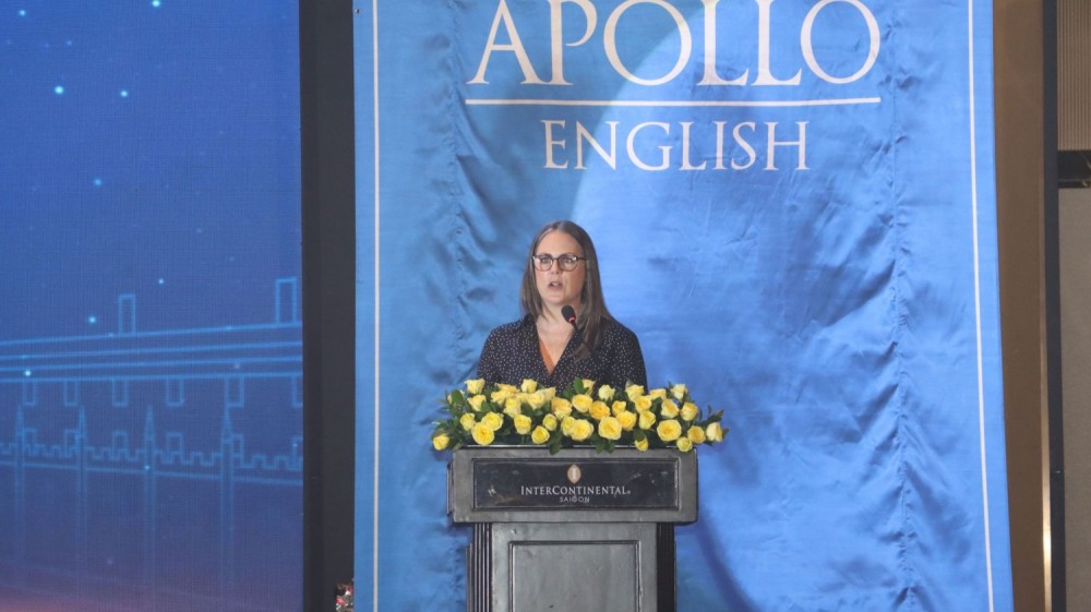 Bà Kate Steenkamp – Giám đốc học vụ cấp cao Apollo English phát biểu tại sự kiện 