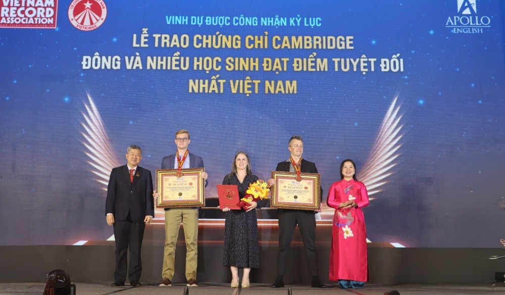 Ông Trần Hoàng – Chủ tịch Hiệp hội Marketing Việt Nam, Thường trực Hội đồng Xác lập Kỷ lục Việt Nam (VietKings) và bà Nguyễn Thị Quỳnh Ngọc trao bằng Kỷ lục Việt Nam đến đại diện Tổ chức Giáo dục và Đào tạo Apollo Việt Nam