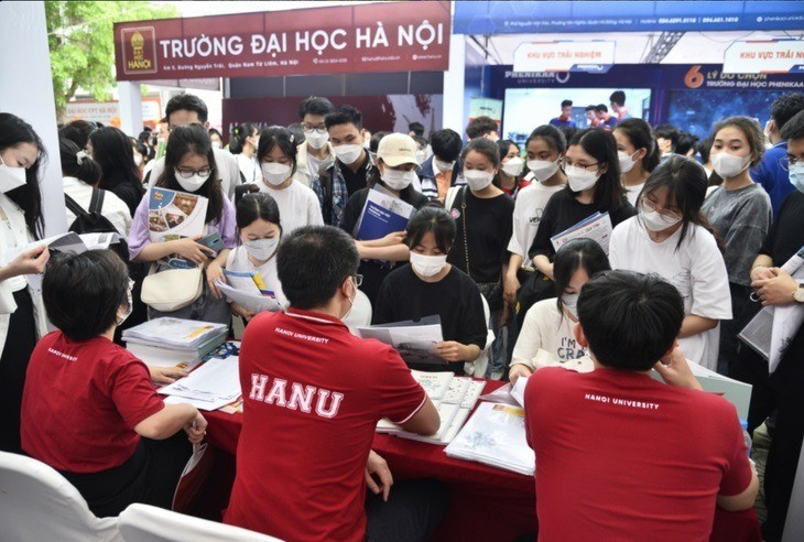 Trường đại học Hà Nội thực hiện công tác tư vấn tuyển sinh