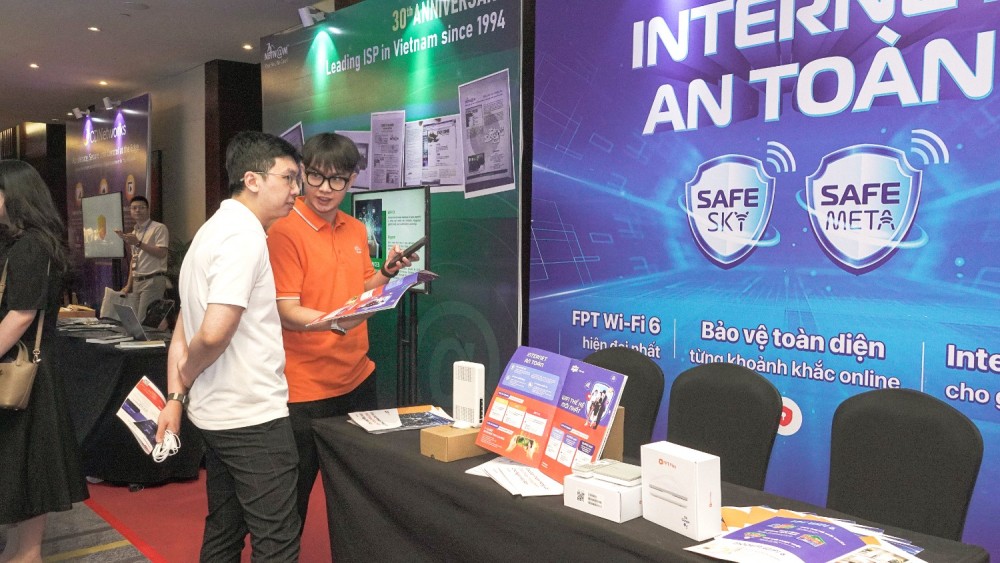 Theo đó, tại Hội nghị VNNIC Internet Conference 2024, gian hàng của FPT Telecom đã thu hút đông đảo khách mời tới trải nghiệm giải pháp Internet an toàn và công nghệ Wi-Fi 6.