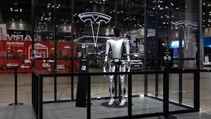Elon Musk tuyên bố robot Optimus có thể biến Tesla trở thành công ty trị giá 25 nghìn tỷ USD