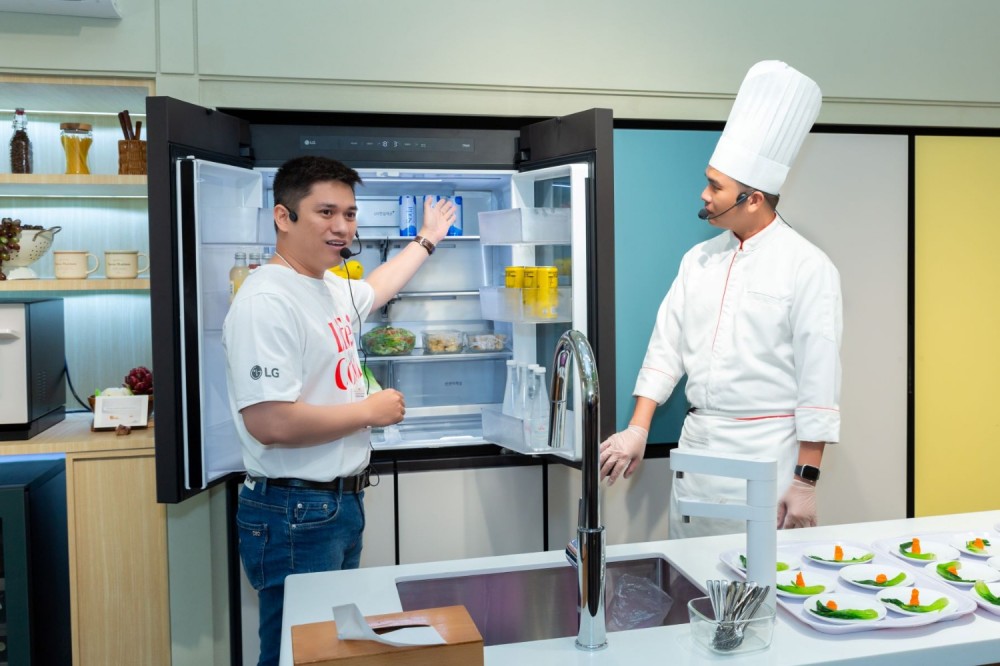 Nhằm mang đến cho người tiêu dùng Việt một giải pháp không gian nhà bếp toàn diện, LG Electronics (LG) hôm nay đã chính thức giới thiệu trọn bộ thiết bị gia dụng bếp gồm Máy rửa bát LG Quadwash™ TrueSteam, Lò vi sóng LG NeoChef™ và Tủ lạnh InstaView Door-in-Door™.