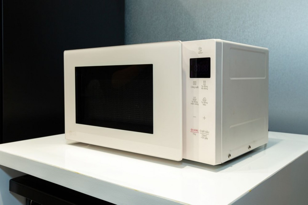 Nhằm mang đến cho người tiêu dùng Việt một giải pháp không gian nhà bếp toàn diện, LG Electronics (LG) hôm nay đã chính thức giới thiệu trọn bộ thiết bị gia dụng bếp gồm Máy rửa bát LG Quadwash™ TrueSteam, Lò vi sóng LG NeoChef™ và Tủ lạnh InstaView Door-in-Door™.