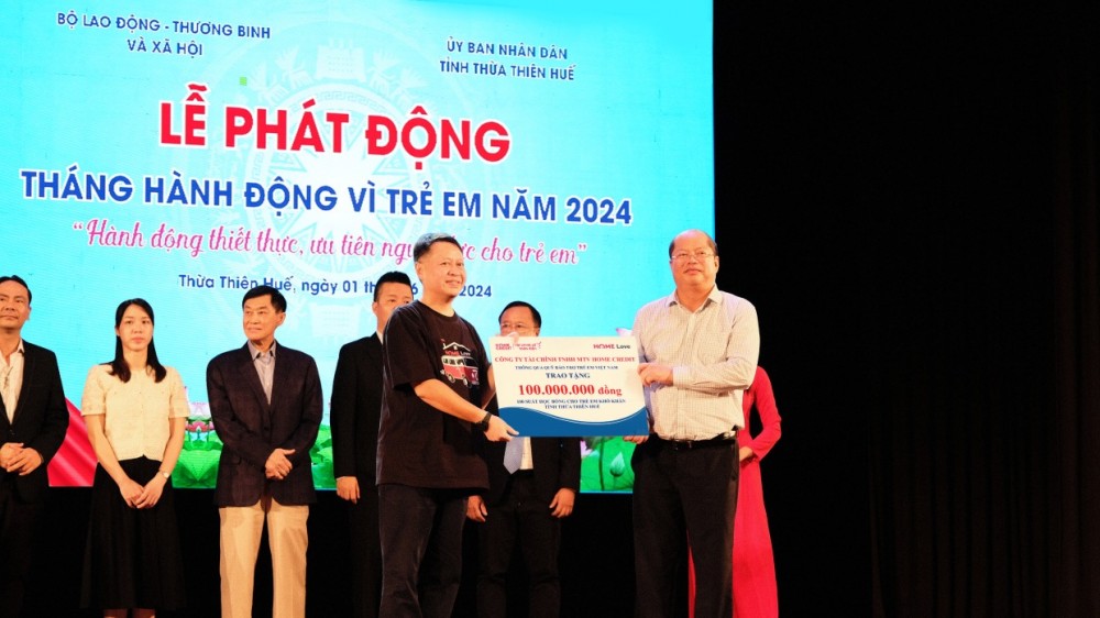 Tham gia Lễ phát động ‘Tháng Hành động vì trẻ em năm 2024’, Home Credit Việt Nam đã trao tặng 100 suất học bổng trị giá 100 triệu đồng cho các học sinh có hoàn cảnh khó khăn tại tỉnh Thừa Thiên Huế.