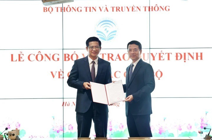 Bộ trưởng Nguyễn Mạnh Hùng trao quyết định bổ nhiệm cho ông Lê Văn Tuấn