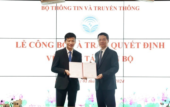 Bộ trưởng Nguyễn Mạnh Hùng trao quyết định bổ nhiệm cho ông Lê Thái Hòa