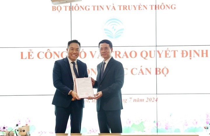 Bộ trưởng Nguyễn Mạnh Hùng trao quyết định cho ông Nguyễn Nguyên