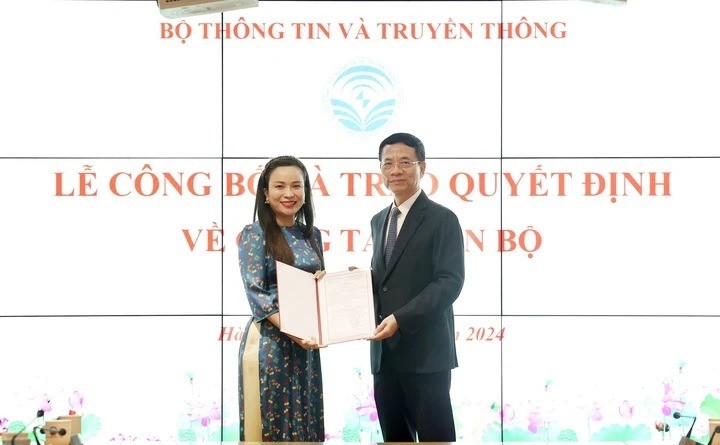 Bộ trưởng Nguyễn Mạnh Hùng trao quyết định bổ nhiệm cho bà Hoàng Thị Phương Lựu