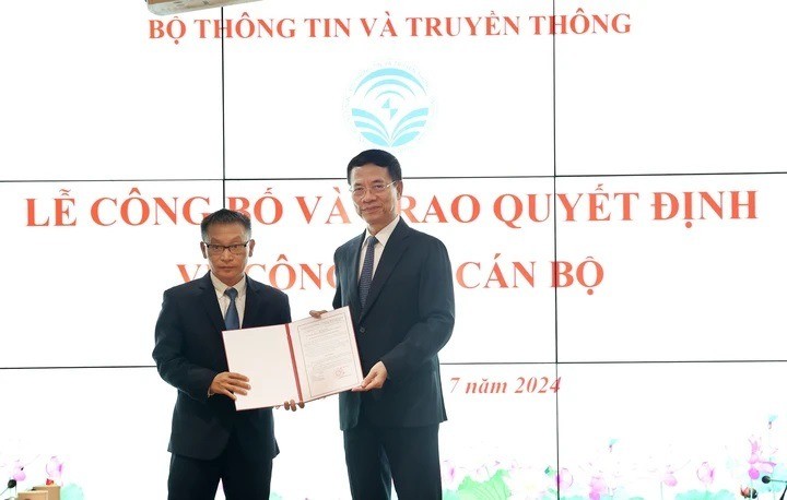 Bộ trưởng Nguyễn Mạnh Hùng trao quyết định giao nhiệm vụ cho ông Đinh Quang Trung