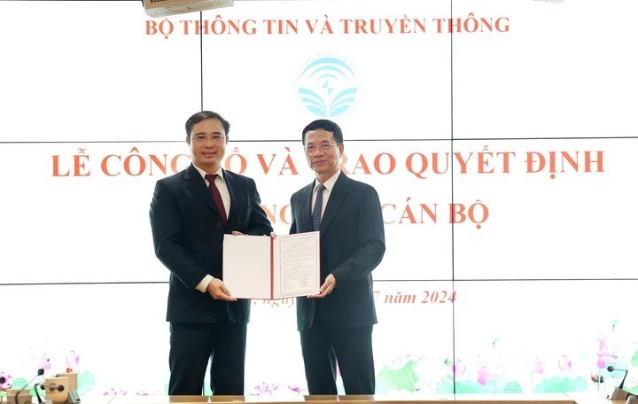 Bộ trưởng Nguyễn Mạnh Hùng trao quyết định bổ nhiệm cho ông Nguyễn Hữu Hạnh