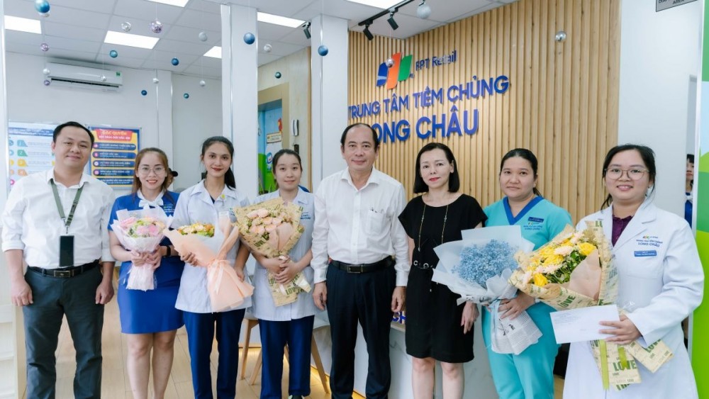 Được biết, vào lúc 11h40 ngày 4/7, một phụ nữ đến mua thuốc tại nhà thuốc FPT Long Châu ở địa chỉ số 203 đường 3/2, Phường 11, Quận 10, TPHCM đã bất ngờ ngất xỉu trong khi chờ nhận thuốc. Dược sĩ nhà thuốc đã điện thoại số 115 gọi xe cứu thương và gọi bác sĩ Trần Thị Như Quỳnh đang làm việc tại cơ sở tiêm chủng ở cạnh bên để hỗ trợ sơ cấp cứu. 