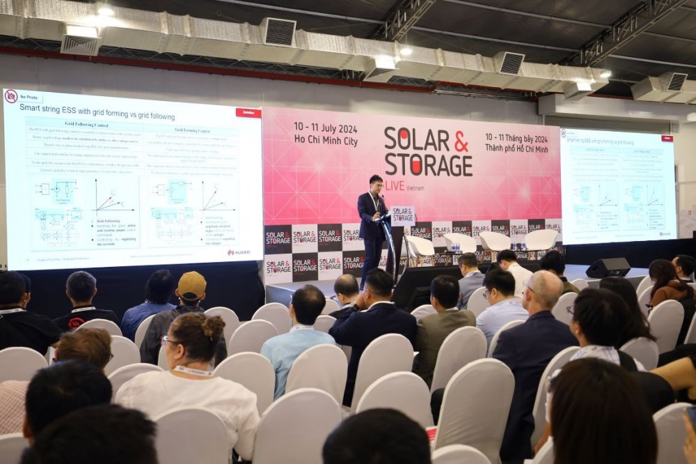 Solar & Storage Live Vietnam 2024 là hội nghị và triển lãm năng lượng tái tạo lớn nhất Việt Nam, được tổ chức nhằm giới thiệu các giải pháp mới về năng lượng tái tạo, thúc đẩy các dự án điện mặt trời và lưu trữ năng lượng phát triển mạnh mẽ hơn nữa tại Việt Nam. Sự kiện năm nay diễn ra trong 2 ngày 10 – 11/07 tại Trung Tâm Triển Lãm Hội Nghị Quốc Tế Sky Expo Việt Nam, thu hút hơn 5.000 chuyên gia và đại biểu, 120 diễn giả cao cấp trong và ngoài nước, cùng hơn 200 doanh nghiệp triển lãm.  