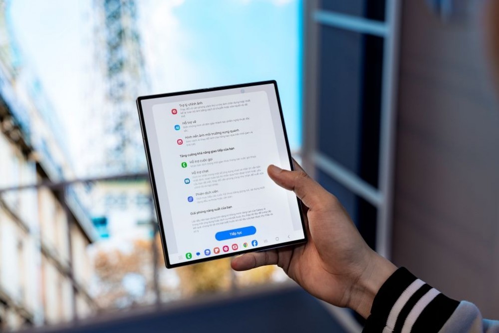 Theo chia sẻ từ đại diện CellphoneS, ngay trong buổi tối sự kiện ra mắt, hệ thống đã ghi nhận gần 1.000 khách hàng quan tâm và đăng kí thông tin trước. Hệ thống dự đoán rằng tỉ lệ khách hàng đặt trước Galaxy Z Fold6 sẽ tiếp tục chiếm phần lớn, vào khoảng 60% tổng số lượng đơn hàng. Trong đó màu Xám Metal và Xanh Navy sẽ được yêu thích. Với Galaxy Z Flip6, khách hàng sẽ đặt trước nhiều nhất ở màu mới Xanh Mint và Vàng Solar. Với mức giá hấp dẫn khi tham gia chương trình thu cũ lên đời, cùng những nâng cấp trải nghiệm đặc biệt của Galaxy AI mới, hệ thống tin rằng smartphone màn hình gập Galaxy Z năm nay sẽ được nhiều khách hàng đón nhận.