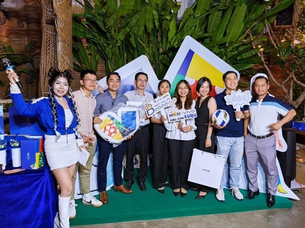 Là smartphone chính thức của sự kiện thể thao được mong đợi nhất hành tinh UEFA Euro 2024, vivo đã trở thành người bạn đồng hành của hàng triệu người hâm trên toàn cầu trong việc lưu giữ hàng ngàn khoảnh khắc ấn tượng của giải đấu.