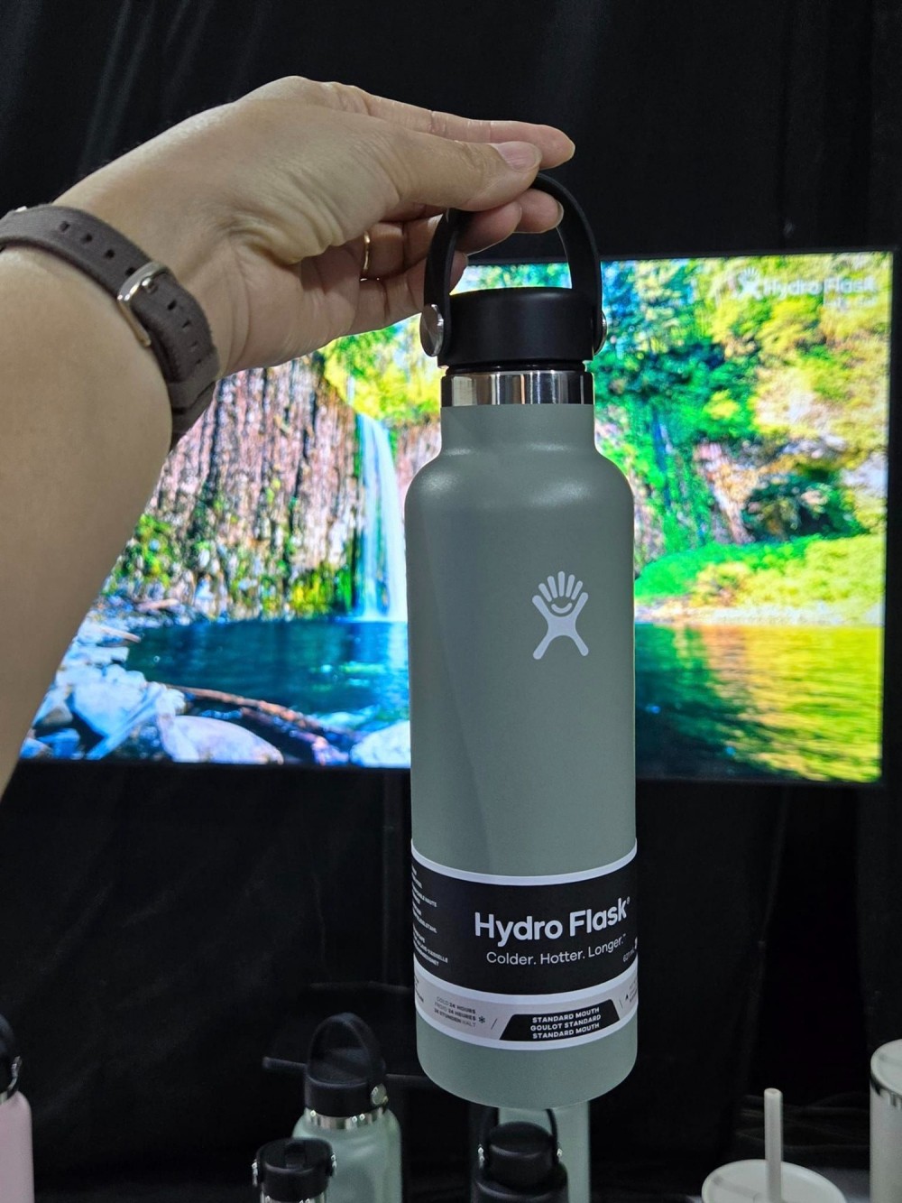 Trong buổi ra mắt thương hiệu mới Hydro Flask còn có sự góp mặt chia sẻ của 2 khách mời là anh Mai Triều Nguyên – Travel Motor Vlogger cũng là một CEO Mai Nguyên Rider và anh Lư Hoàng Thông – Solo Camping Vlogger cùng chia sẻ về những hành trình và chuyến đi cùng “người bạn đồng hành” Hydro Flask của mình đi khắp nơi.