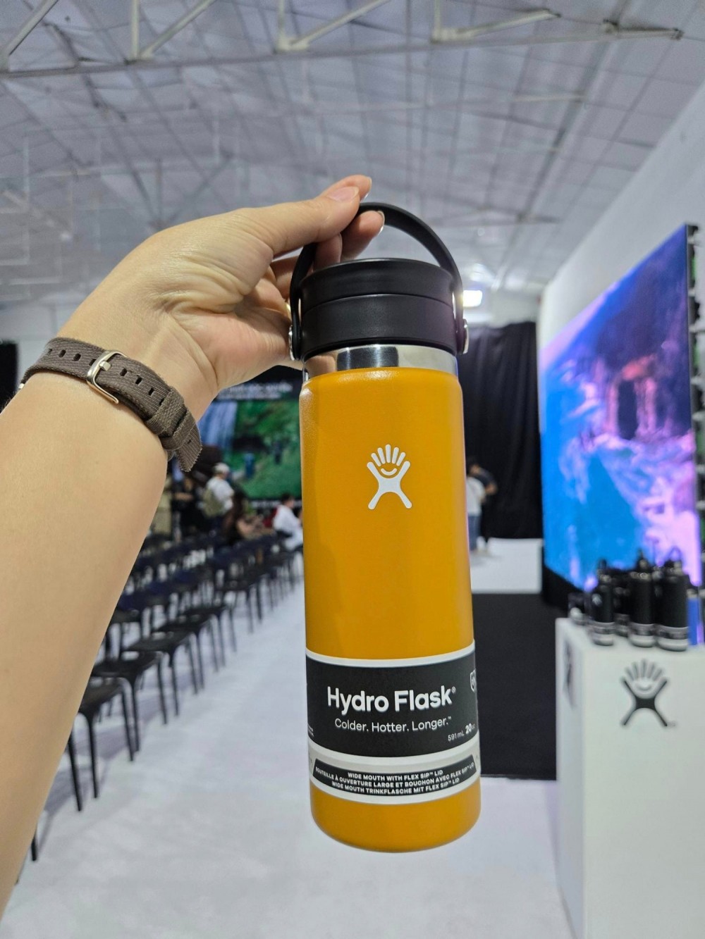 Trong buổi ra mắt thương hiệu mới Hydro Flask còn có sự góp mặt chia sẻ của 2 khách mời là anh Mai Triều Nguyên – Travel Motor Vlogger cũng là một CEO Mai Nguyên Rider và anh Lư Hoàng Thông – Solo Camping Vlogger cùng chia sẻ về những hành trình và chuyến đi cùng “người bạn đồng hành” Hydro Flask của mình đi khắp nơi.