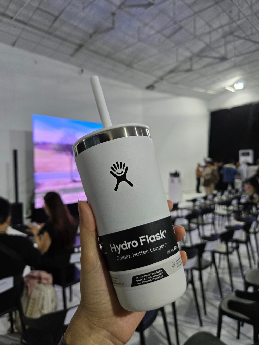 Trong buổi ra mắt thương hiệu mới Hydro Flask còn có sự góp mặt chia sẻ của 2 khách mời là anh Mai Triều Nguyên – Travel Motor Vlogger cũng là một CEO Mai Nguyên Rider và anh Lư Hoàng Thông – Solo Camping Vlogger cùng chia sẻ về những hành trình và chuyến đi cùng “người bạn đồng hành” Hydro Flask của mình đi khắp nơi.