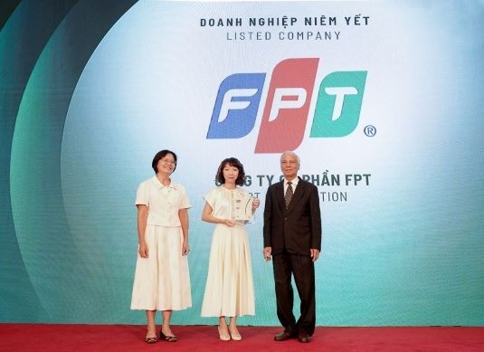 Đại diện FPT, Bà Mai Thị Lan Anh Giám đốc Truyền thông nhận giải 