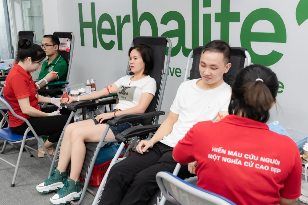 Chương trình đã được Công ty phối hợp cùng Bệnh Viện Truyền Máu Huyết Học TP. Hồ Chí Minh và Viện Huyết Học - Truyền Máu Trung Ương tổ chức Ngày Hiến Máu Tình Nguyện Thường Niên 2024 tại văn phòng Herbalife Việt Nam tại TP. HCM và Hà Nội. Năm nay, chương trình hiến máu nhân đạo đã nhận được sự hưởng ứng tích cực từ các thành viên độc lập và nhân viên của Herbalife Việt Nam và thu được tổng số 294 đơn vị máu.