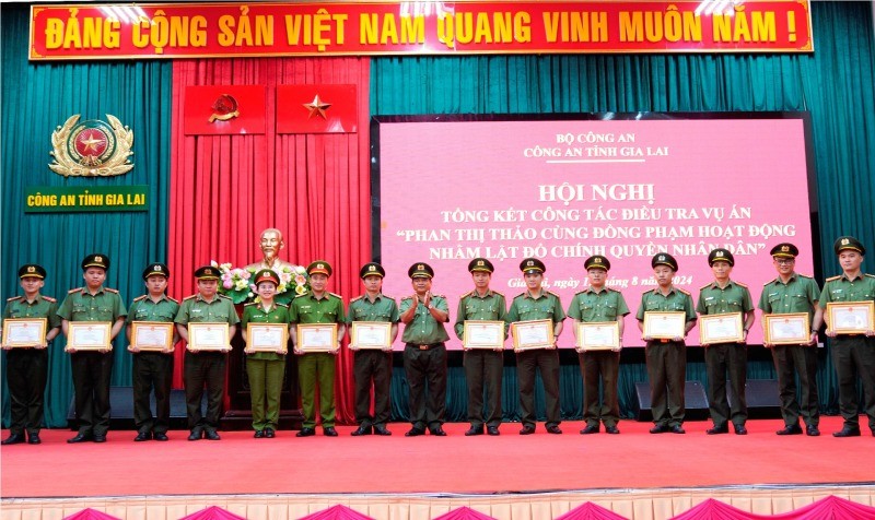 Kịp thời đấu tranh, bóc gỡ từ sớm các tổ chức phản động, chống phá Kịp thời đấu tranh, bóc gỡ từ sớm các tổ chức phản động, chống phá