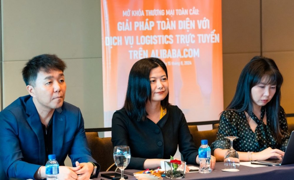 Trong bối cảnh thương mại điện tử xuyên biên giới đang bùng nổ, các doanh nghiệp nhỏ và vừa (SMEs) tại Việt Nam có thêm nhiều cơ hội tham gia vào dòng chảy thương mại toàn cầu. Tuy nhiên, họ cũng phải đối mặt với nhiều thách thức, đặc biệt là trong việc tối ưu hóa quy trình xuất khẩu. Logistics được xem là một trở ngại lớn, khi các doanh nghiệp phải tìm kiếm các giải pháp vận chuyển hiệu quả và đáng tin cậy để đảm bảo giao hàng đúng hẹn đồng thời giảm thiểu chi phí và rủi ro.