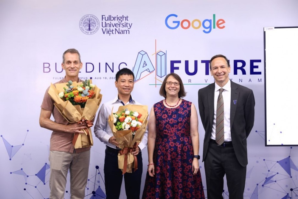 Từ trái qua_ (1) Ông Jeff Dean - Chief Scientist tại Google Deepmind & Google Research, (2) Ông Quốc Lê - Distinguished Scientist tại Google DeepMind, (3) Tiến sĩ Marcia France - Phó Hiệu tr