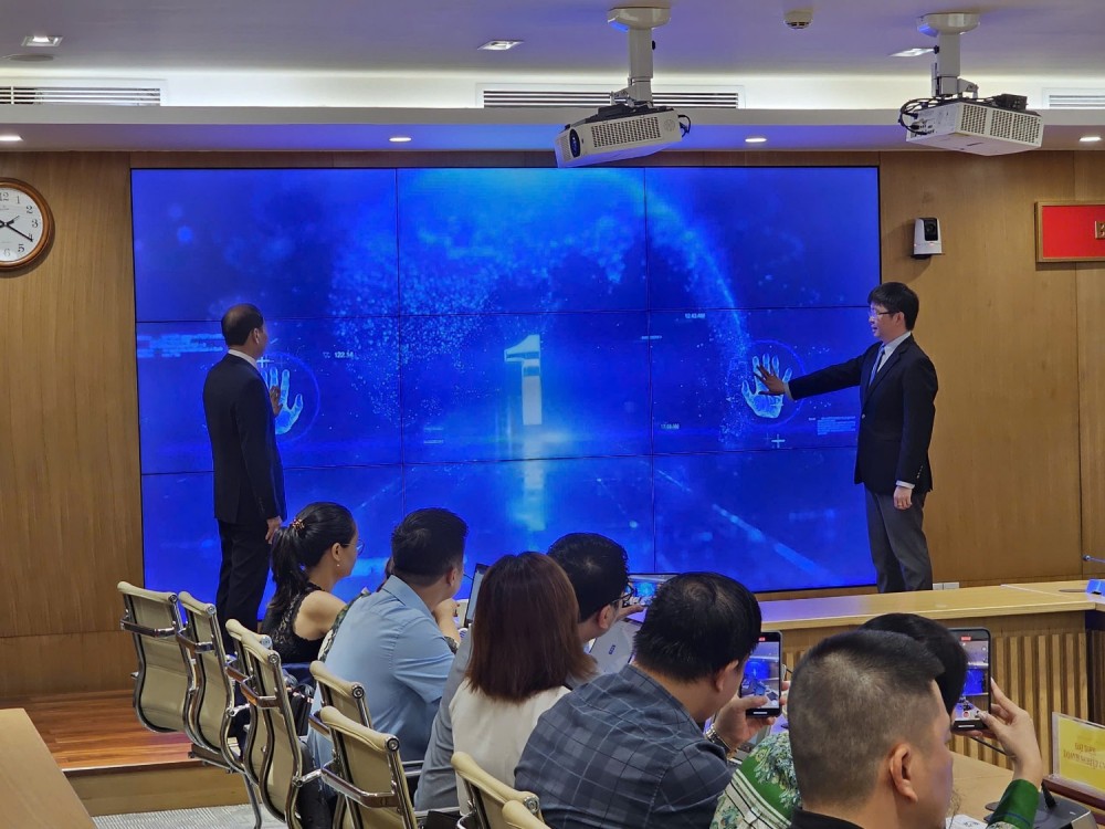 Giải thưởng “Sản phẩm Công nghệ số Make in Viet Nam” là Giải thưởng uy tín, chính thức trong lĩnh vực công nghệ thông tin và truyền thông (CNTT-TT) của Bộ Thông tin và Truyền thông để trao tặng hàng năm cho các tổ chức, doanh nghiệp Việt Nam có sản phẩm công nghệ số (CNS) xuất sắc được nghiên cứu, thiết kế, sáng tạo, sản xuất tại Việt Nam nhằm giải các bài toán Việt Nam và đi ra quốc tế. Đây là một hoạt động nhằm cụ thể hóa Chỉ thị số 01/CT-TTg của Thủ tướng Chính phủ ngày 14/01/2020 về thúc đẩy phát triển doanh nghiệp CNS Việt Nam. Năm 2024 là năm thứ năm Giải thưởng được tổ chức nhằm tôn vinh các sản phẩm công CNS xuất sắc, mang tự hào trí tuệ Việt Nam, tạo ra động lực mới để tăng trưởng kinh tế, tạo lợi thế cạnh tranh quốc gia và tăng năng suất lao động, tạo ra kết quả thiết thực hơn và toàn diện hơn mang lại giá trị cho người dân và doanh nghiệp trong chuyển đổi số, phát triển kinh tế số cho các ngành, lĩnh vực kinh tế xã hội và các sản phẩm CNS mới. Giải thưởng cũng tiếp tục tôn vinh các sản phẩm CNS Việt Nam chinh phục thế giới, đóng góp cho sự phát triển của nhân loại và làm thịnh vượng Việt Nam.Giải thưởng “Sản phẩm Công nghệ số Make in Viet Nam” là Giải thưởng uy tín, chính thức trong lĩnh vực công nghệ thông tin và truyền thông (CNTT-TT) của Bộ Thông tin và Truyền thông để trao tặng hàng năm cho các tổ chức, doanh nghiệp Việt Nam có sản phẩm công nghệ số (CNS) xuất sắc được nghiên cứu, thiết kế, sáng tạo, sản xuất tại Việt Nam nhằm giải các bài toán Việt Nam và đi ra quốc tế. Đây là một hoạt động nhằm cụ thể hóa Chỉ thị số 01/CT-TTg của Thủ tướng Chính phủ ngày 14/01/2020 về thúc đẩy phát triển doanh nghiệp CNS Việt Nam. Năm 2024 là năm thứ năm Giải thưởng được tổ chức nhằm tôn vinh các sản phẩm công CNS xuất sắc, mang tự hào trí tuệ Việt Nam, tạo ra động lực mới để tăng trưởng kinh tế, tạo lợi thế cạnh tranh quốc gia và tăng năng suất lao động, tạo ra kết quả thiết thực hơn và toàn diện hơn mang lại giá trị cho người dân và doanh nghiệp trong chuyển đổi số, phát triển kinh tế số cho các ngành, lĩnh vực kinh tế xã hội và các sản phẩm CNS mới. Giải thưởng cũng tiếp tục tôn vinh các sản phẩm CNS Việt Nam chinh phục thế giới, đóng góp cho sự phát triển của nhân loại và làm thịnh vượng Việt Nam.