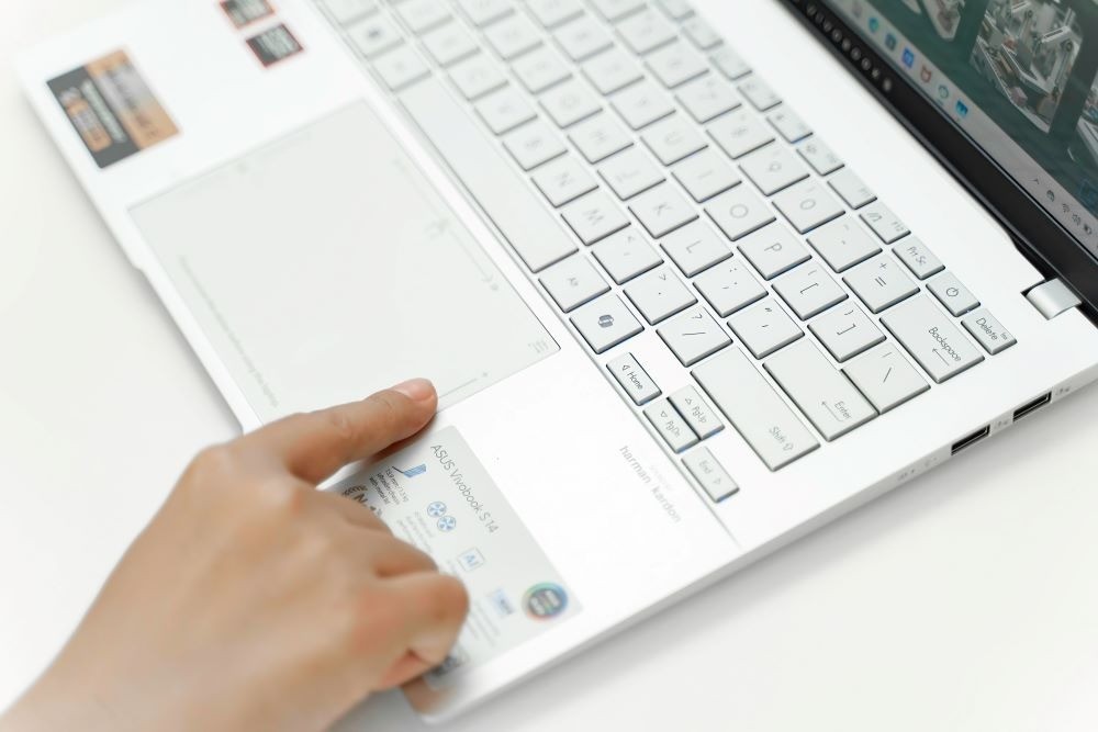 Cận cảnh ASUS Vivobook S 14 (M5406):